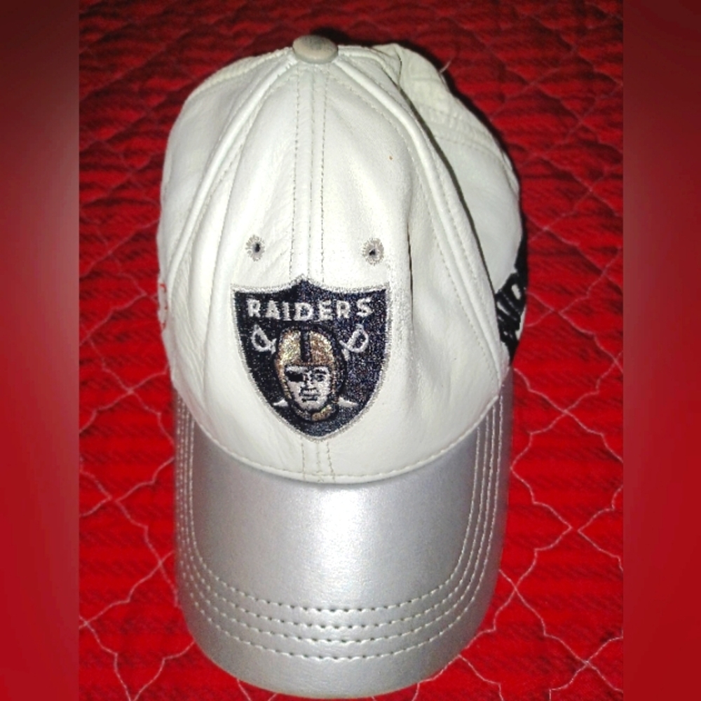 LEATHER Raiders cap.